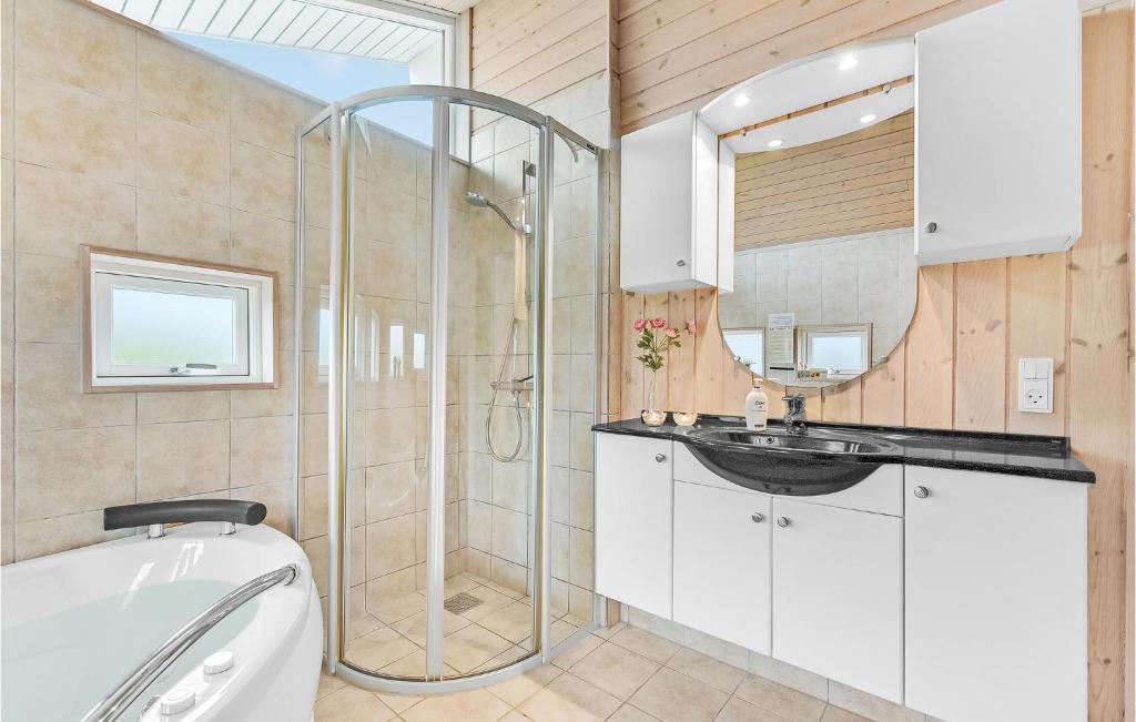 Koupelna v ubytování Holiday Home Pøt Strandby Juelsminde V Denmark