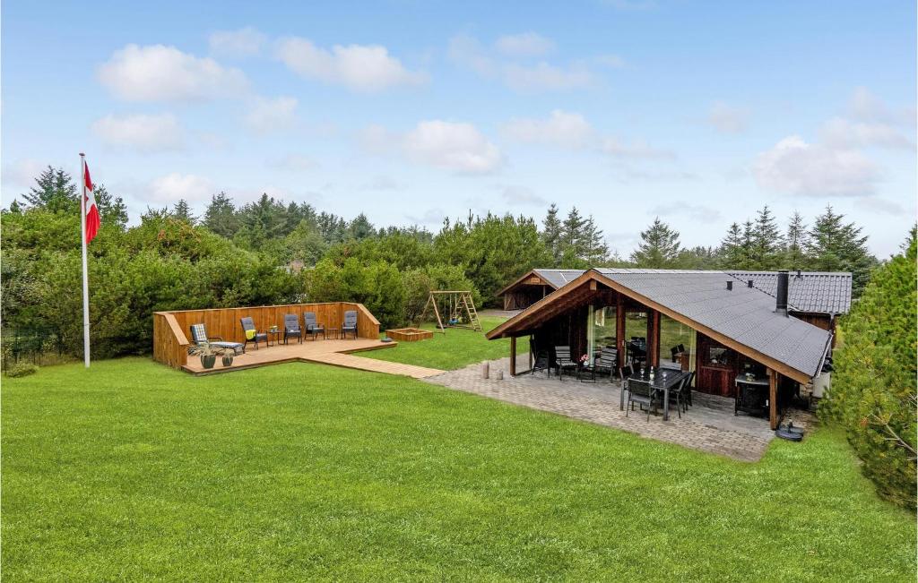 Grønhøjにある5 Bedroom Beautiful Home In Lkkenの遊び場付きの広い庭のある家