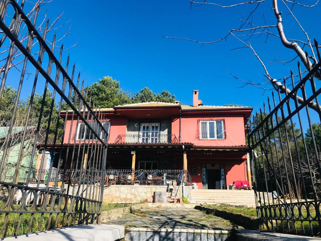 una casa detrás de una valla con una puerta en Chalet 20 Min Far To Uludag Ski Resort en Çekirge