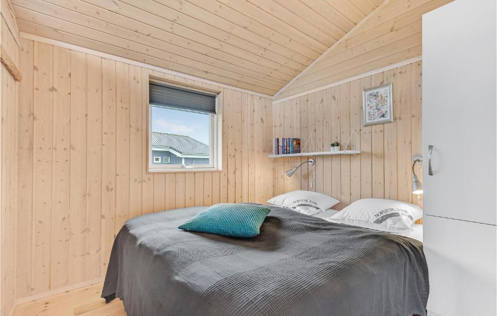 Postel nebo postele na pokoji v ubytování Holiday Home Pøt Strandby Juelsminde V Denmark