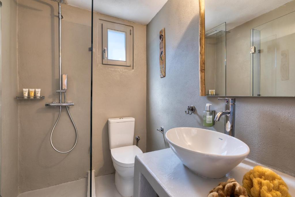 Kúpeľňa v ubytovaní Amalgam Homes Paros Beachfront Villa
