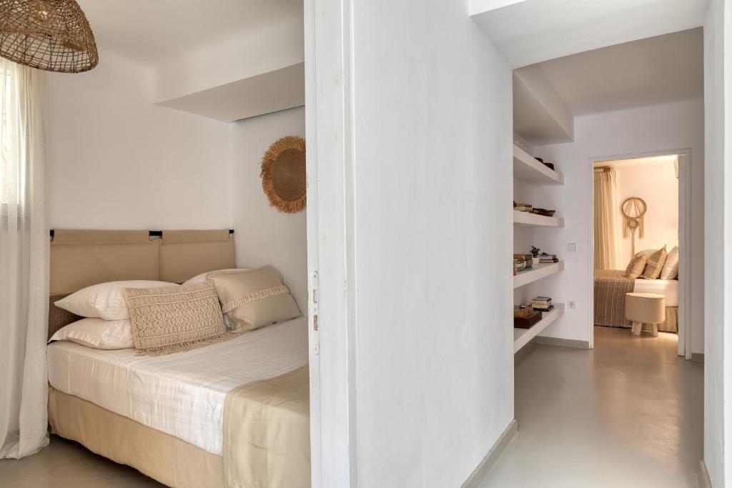 Posteľ alebo postele v izbe v ubytovaní Amalgam Homes Paros Beachfront Villa