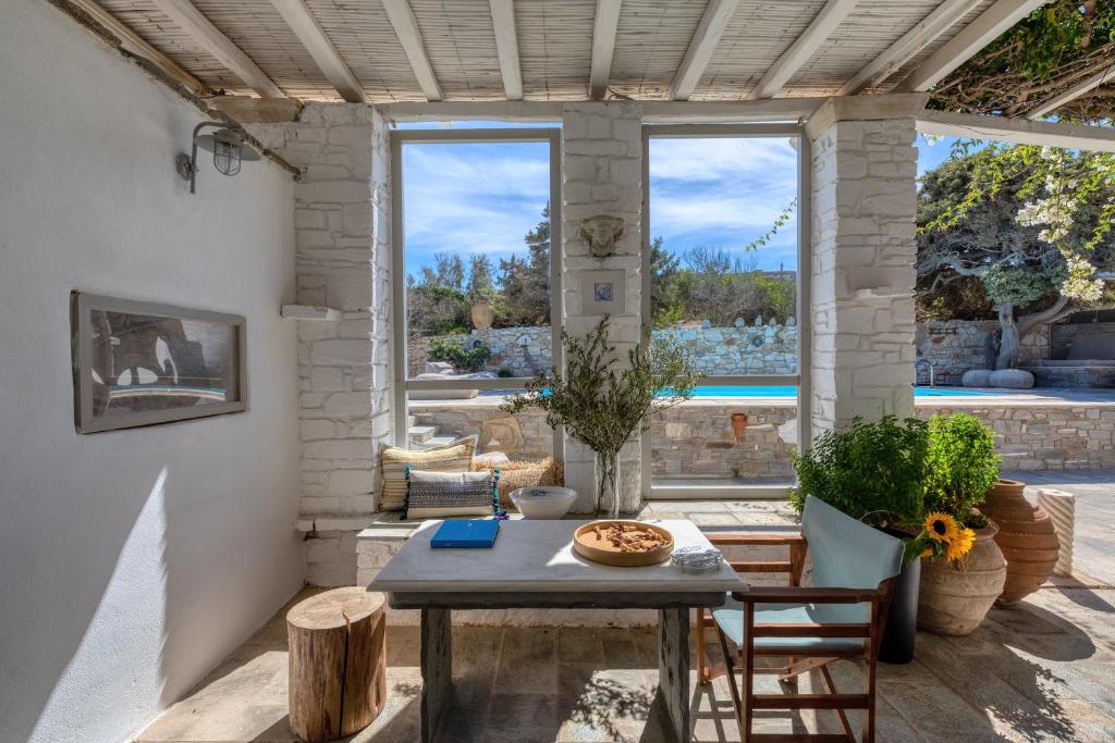Bazén v ubytovaní Amalgam Homes Paros Beachfront Villa alebo v jeho blízkosti