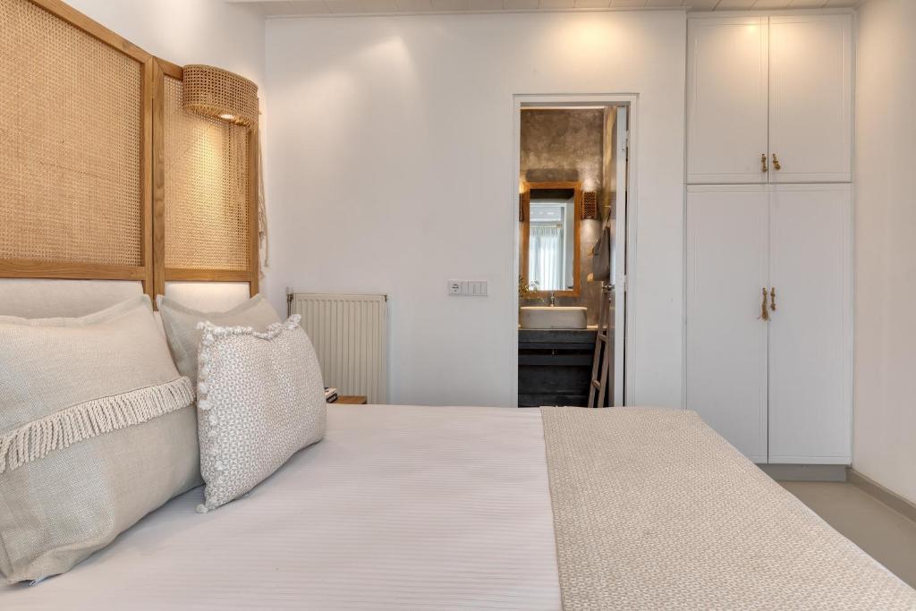 Posteľ alebo postele v izbe v ubytovaní Amalgam Homes Paros Beachfront Villa