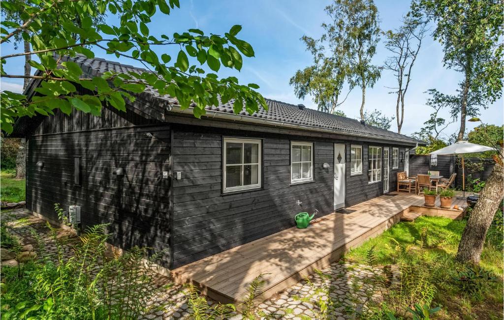 een zwart tiny house met een patio bij Lake Front Home In Gilleleje With Kitchen in Gilleleje