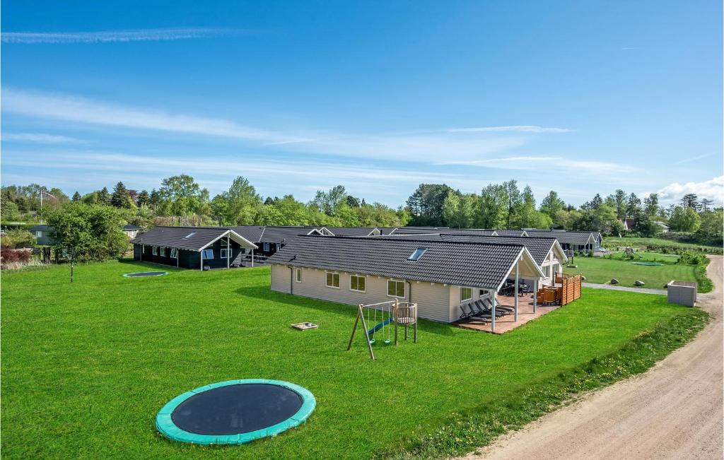 VejbyにあるStunning Home In Vejby With 8 Bedrooms, Sauna And Wifiの遊び場付きの家屋の空中風景