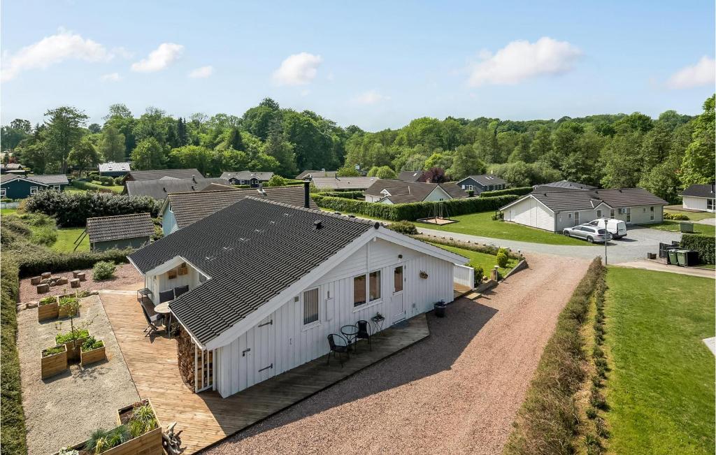 una vista aérea de una casa blanca con entrada en Three-Bedroom Holiday Home In Aabenraa, en Aabenraa
