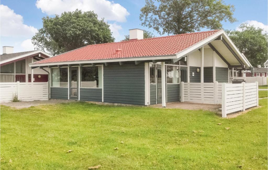 een groen huis met een rood dak en een tuin bij Gorgeous Home In Aabenraa With Wifi in Aabenraa