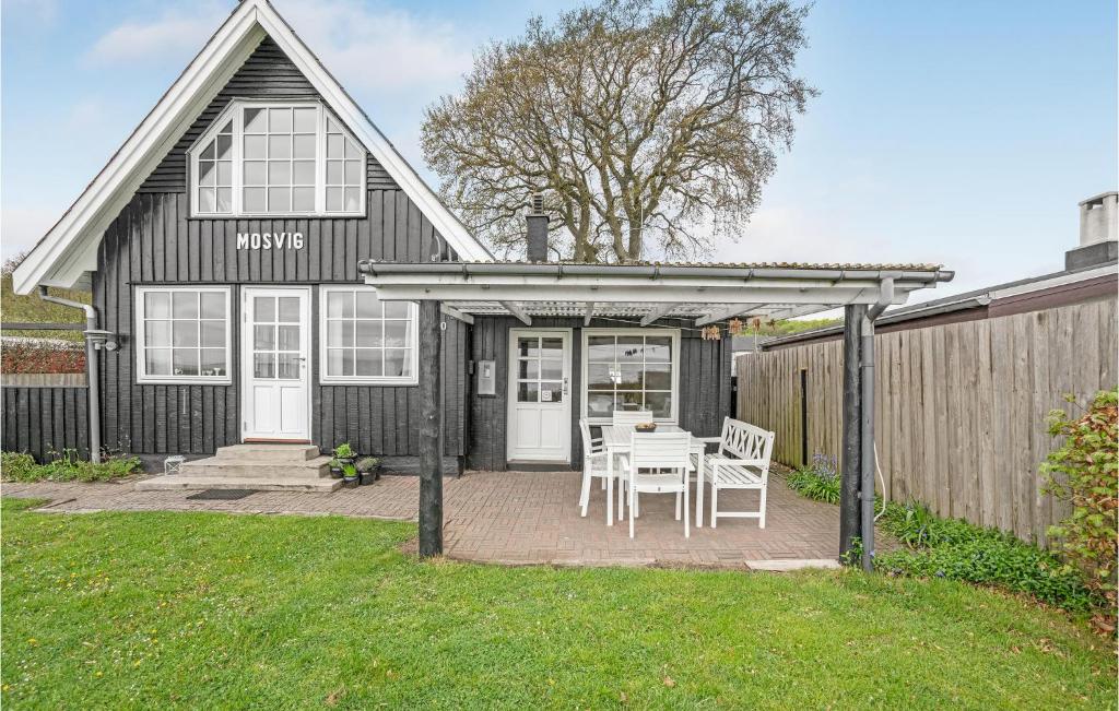 a table and chairs in front of a house at Mosvig in Sønder Bjert