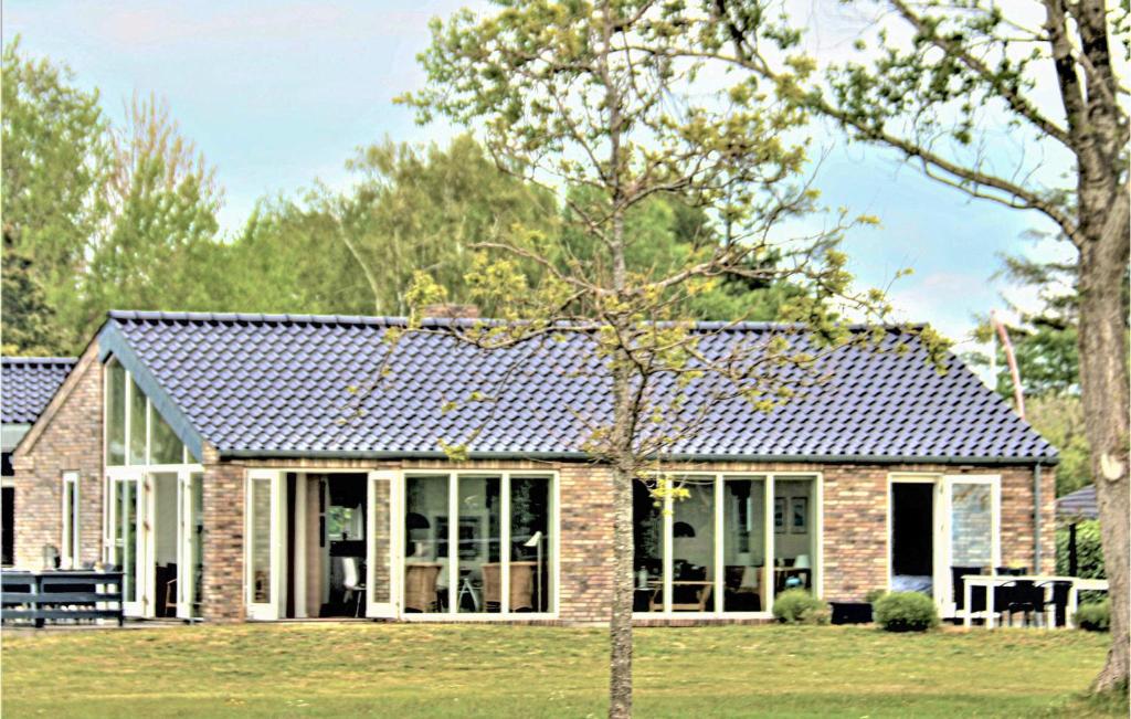 KegnæshøjにあるAmazing Home In Sydals With 3 Bedrooms, Sauna And Wifiの庭にコンサバトリーがあるレンガ造りの家