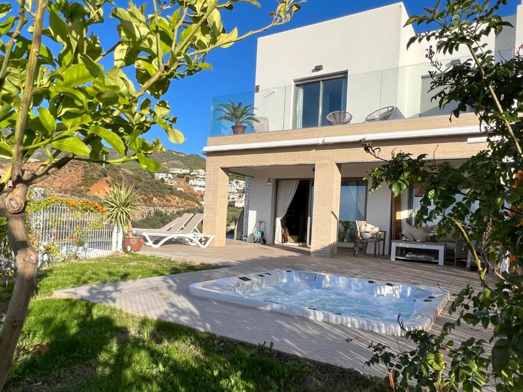 Bazén v ubytovaní Casa Carolina - That One in Higuerón with jacuzzi, pool and best views alebo v jeho blízkosti