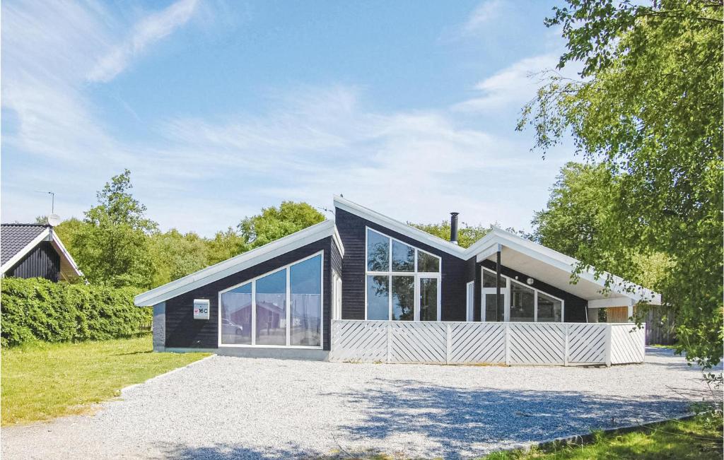 エーベルトフトにあるStunning Home In Ebeltoft With Sauna, Wifi And Indoor Swimming Poolの大きな窓のある白黒の家