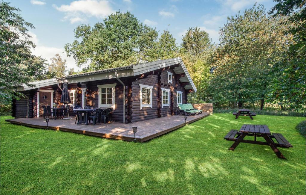 una cabaña de madera en un patio con una mesa de picnic en Stunning Home In Rnne With Wifi, en Hasle