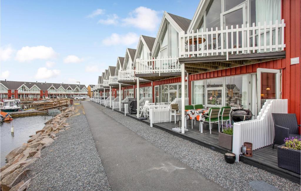 een rij gebouwen met tafels en stoelen op straat bij Awesome Home In Hasle With Harbor View in Hasle