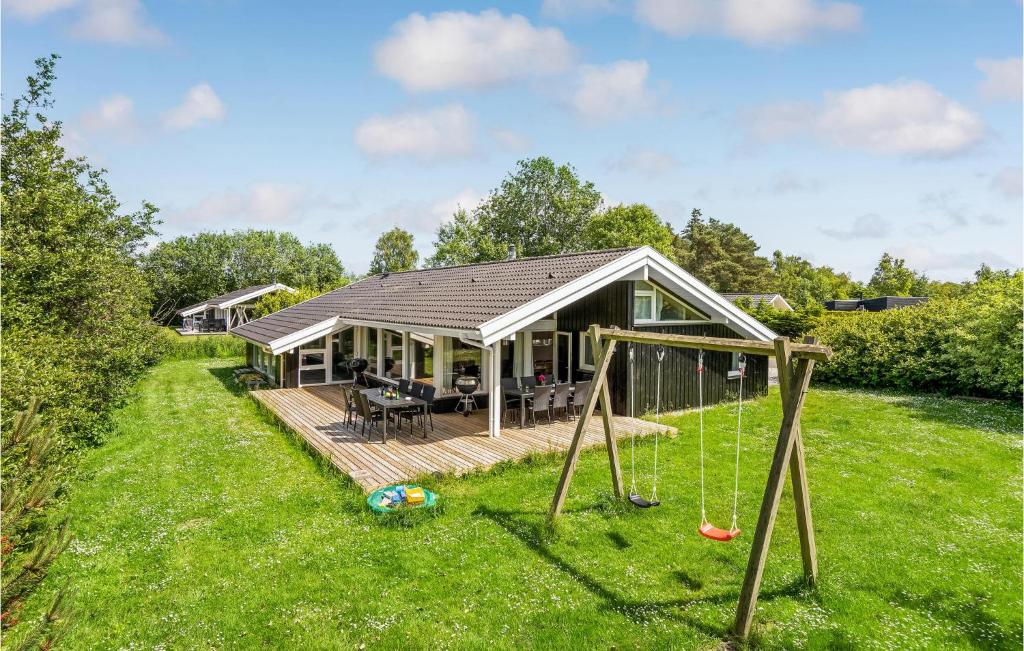 dom z placem zabaw na podwórku w obiekcie Nice Home In Væggerløse With Sauna w mieście Bøtø By