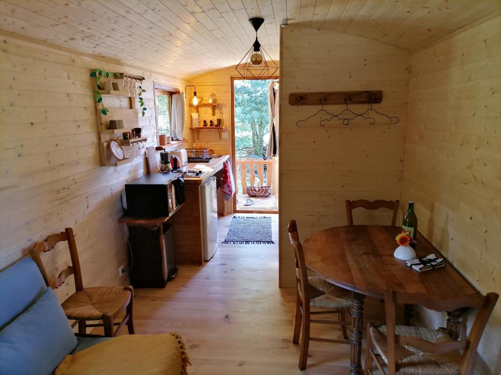Kuchyň nebo kuchyňský kout v ubytování Roulotte La Vert-Dîne