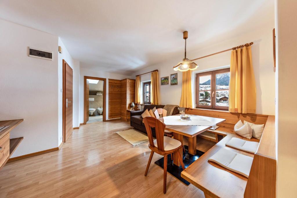 A seating area at Florerhof Ferienwohnung Lavendel