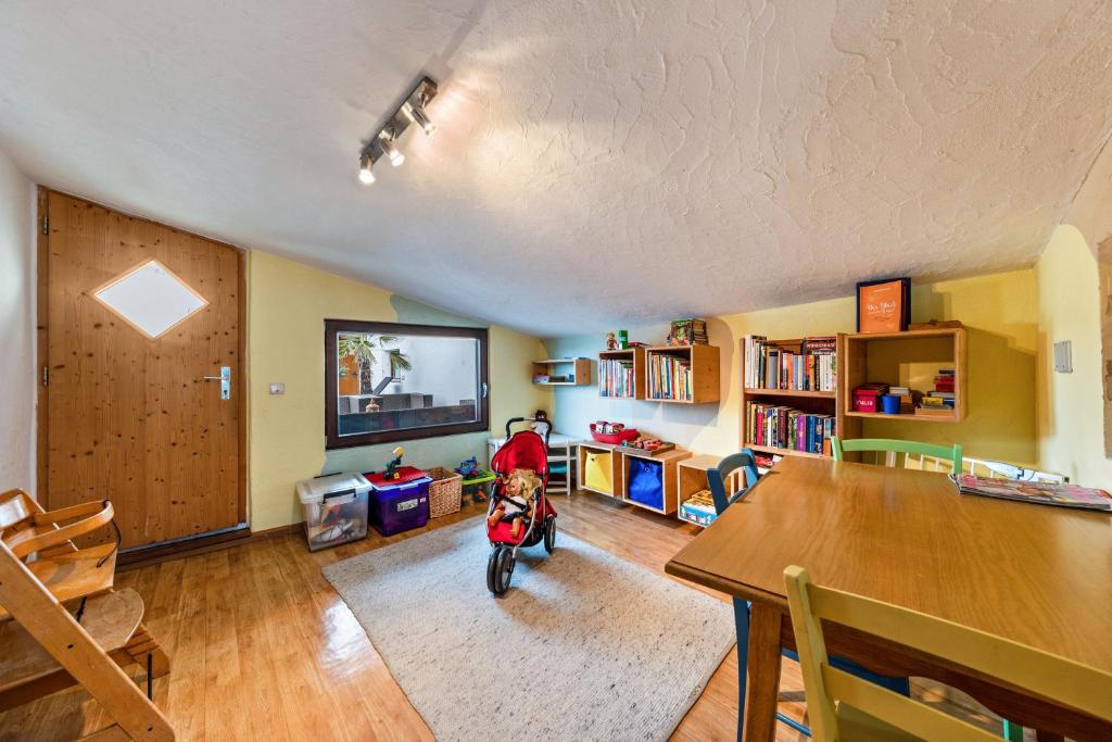 A television and/or entertainment centre at Florerhof Ferienwohnung Lavendel