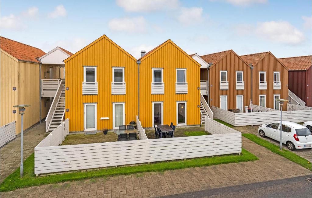una fila de casas coloridas en un estacionamiento en Amazing Apartment In Rudkbing With Kitchen en Rudkøbing