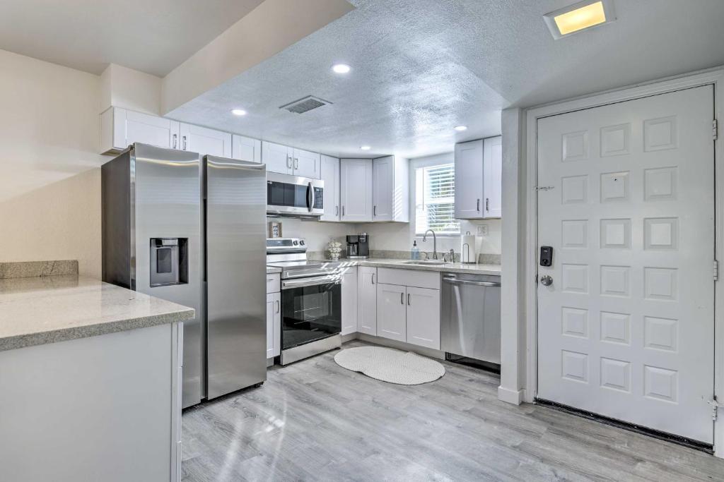 Kuchyň nebo kuchyňský kout v ubytování Downtown Gilbert Condo with Screened Porch!
