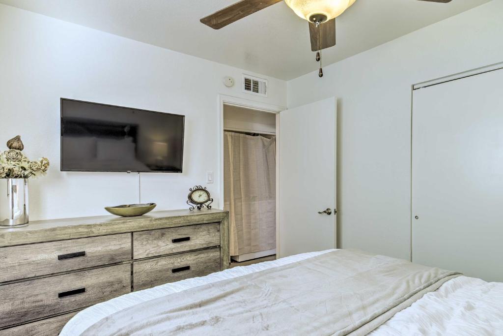 Postel nebo postele na pokoji v ubytování Downtown Gilbert Condo with Screened Porch!