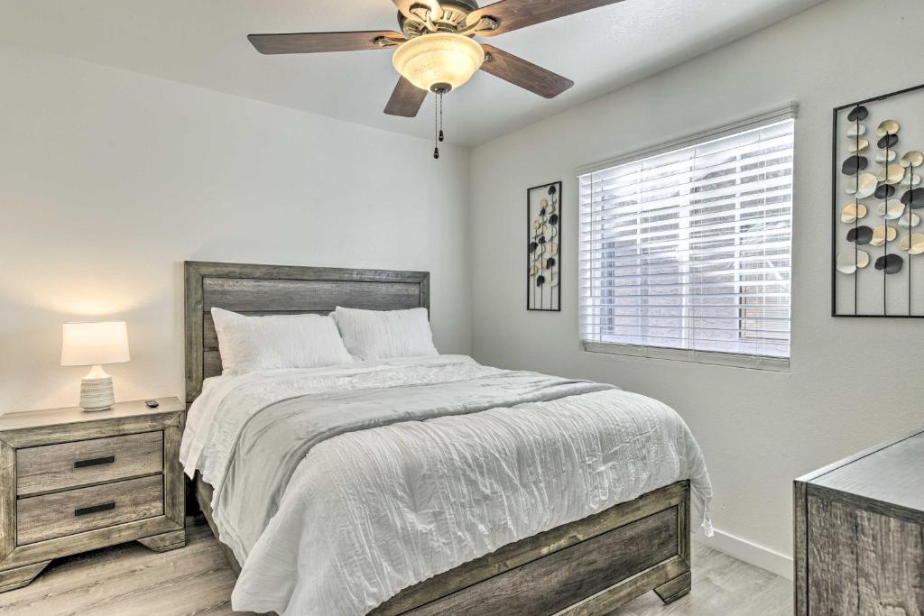 Postel nebo postele na pokoji v ubytování Downtown Gilbert Condo with Screened Porch!