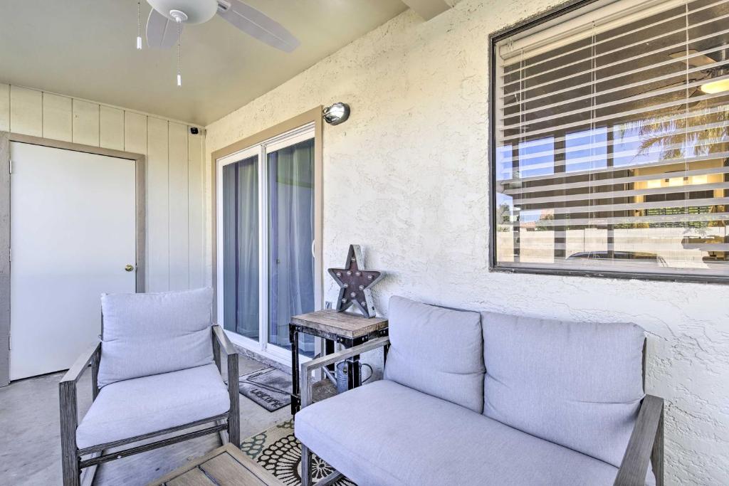 Posezení v ubytování Downtown Gilbert Condo with Screened Porch!