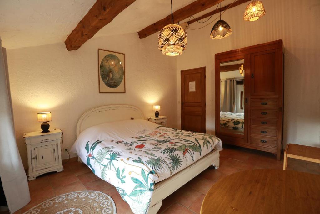 Łóżko lub łóżka w pokoju w obiekcie Le Priolat des Anges aux portes des gorges du Verdon