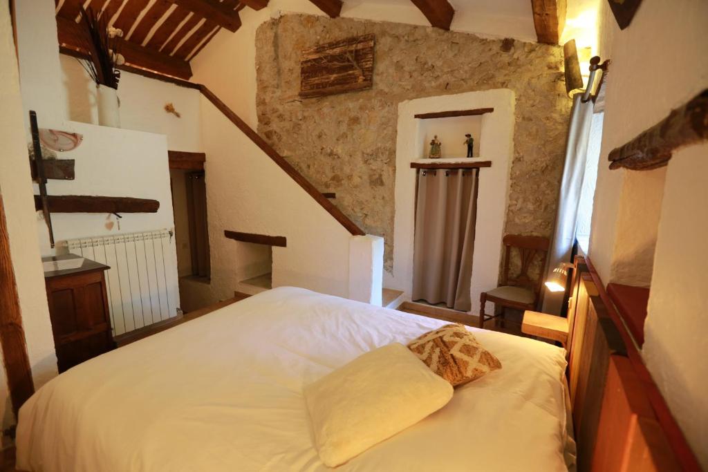 Łóżko lub łóżka w pokoju w obiekcie Le Priolat des Anges aux portes des gorges du Verdon