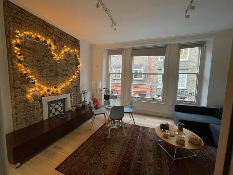 een woonkamer met een bakstenen muur met een hart erop bij the flat with the heart in Londen