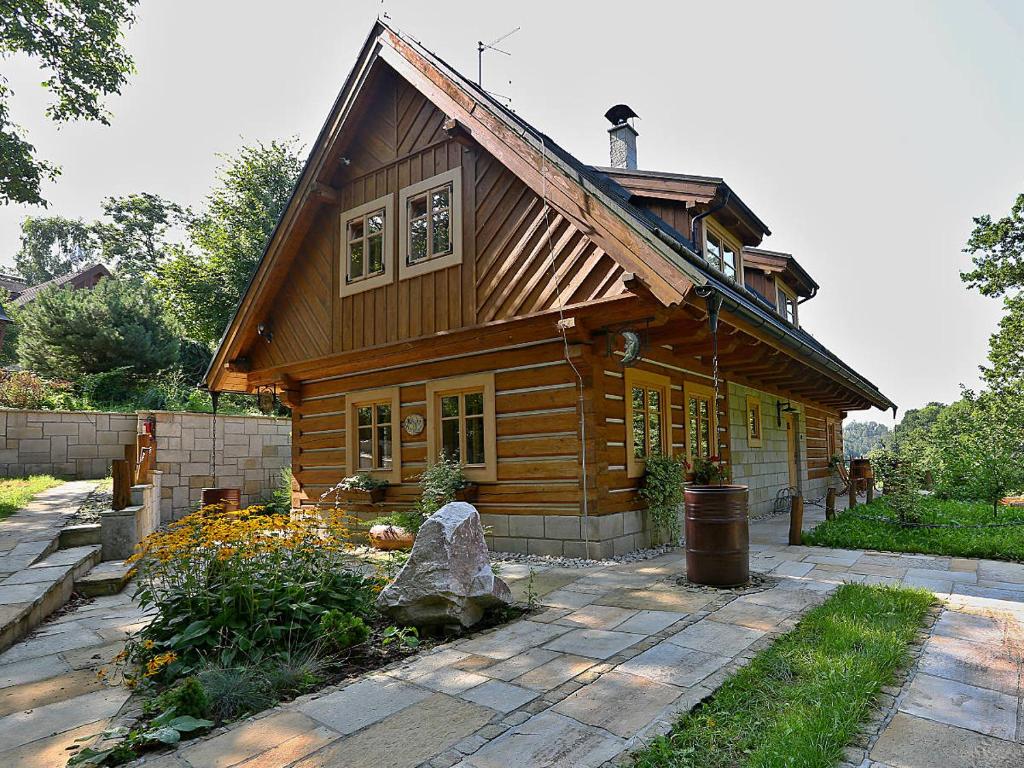 ein kleines Holzhaus mit einem Felsen davor in der Unterkunft Miniresort AMULET in Hrubá Skála