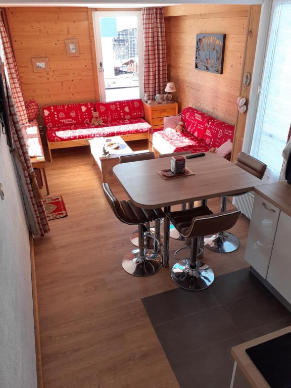 - un salon avec une table et un canapé dans l'établissement Prariond 5, à Tignes
