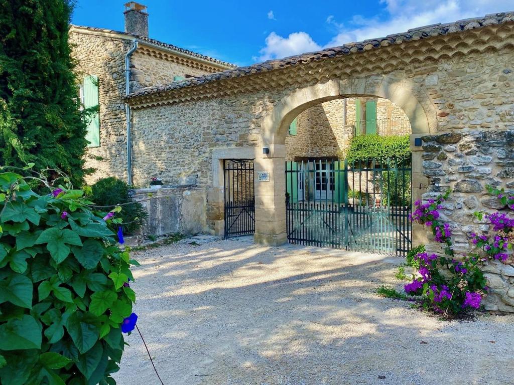 - une entrée pour un bâtiment en pierre avec une porte dans l'établissement Mastignac Chambre d'hôte, à Valréas