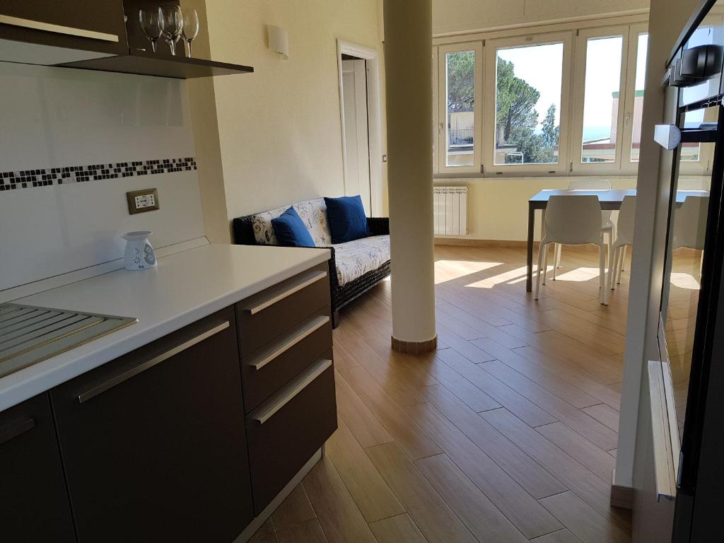 uma cozinha e sala de estar com um sofá e uma mesa em Ca Messina em Monterosso al Mare