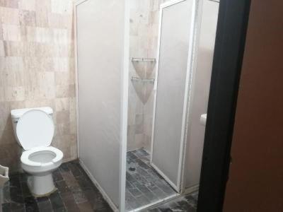 uma casa de banho com um WC e um chuveiro em Linas home em Toluca