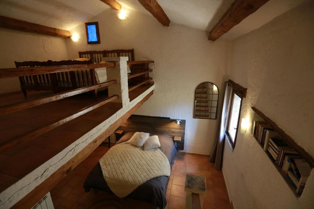 Łóżko lub łóżka w pokoju w obiekcie Le Priolat des Anges aux portes des gorges du Verdon