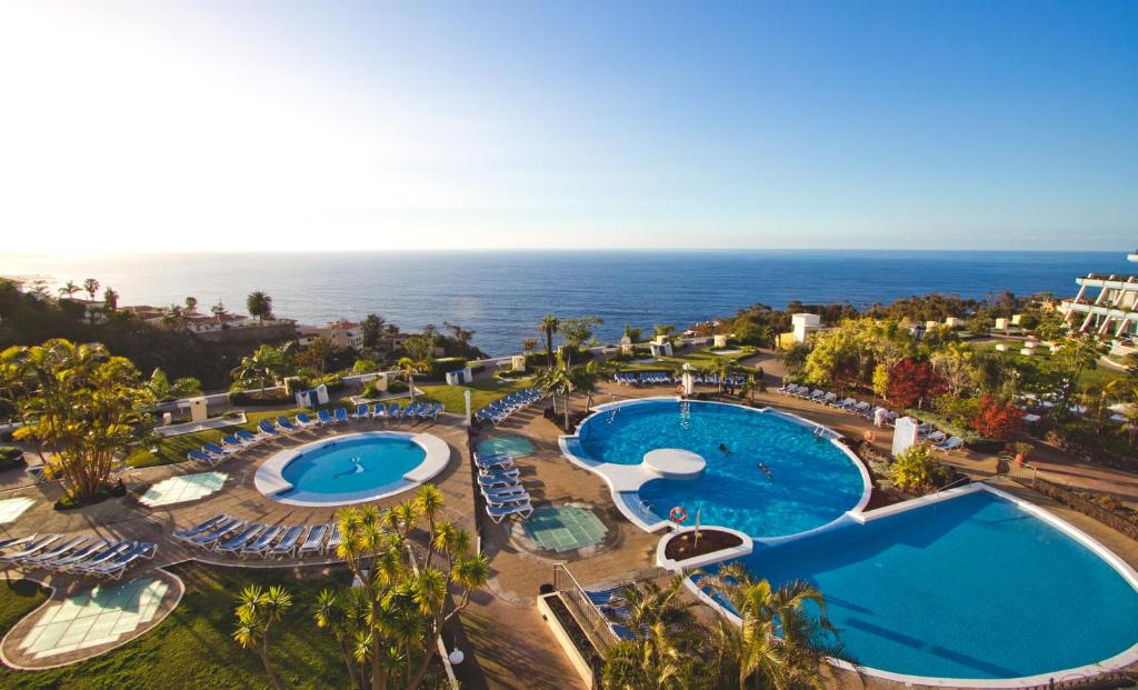 una vista aérea de un complejo con 2 piscinas y el océano en Residencial La Quinta Park Suites en Santa Úrsula