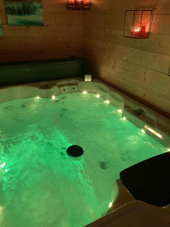 Fotografia z galérie ubytovania HOUDARLING CHALET en option Hammam Sauna Jacuzzi Privatif v destinácii Nîmes