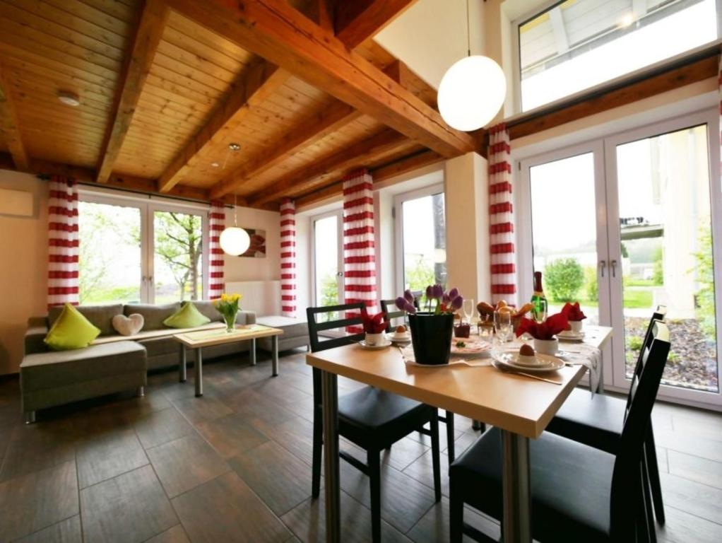 uma sala de jantar com uma mesa e um sofá em Ferienwohnung 7 em Ochsenhausen