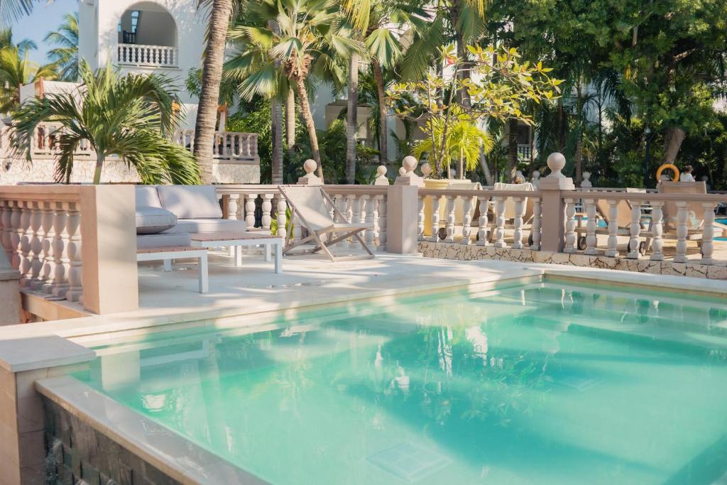 Bazén v ubytování Hotel Caribe by Faranda Grand, a member of Radisson Individuals nebo v jeho okolí