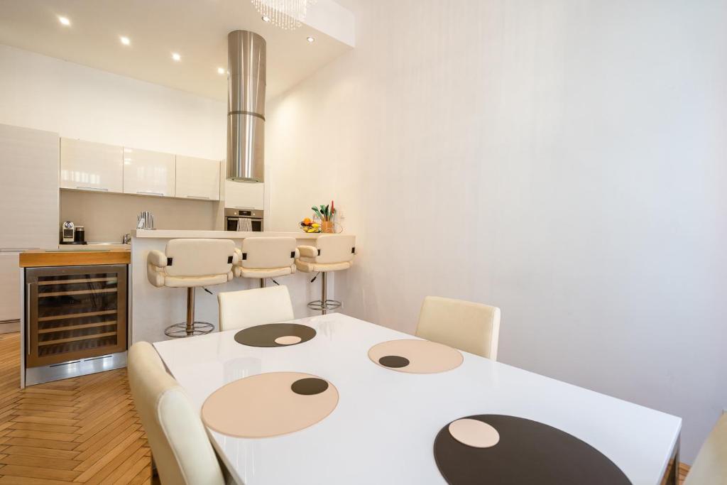 Kuchyňa alebo kuchynka v ubytovaní Garys bright and spacious two bedroom flat near Danube