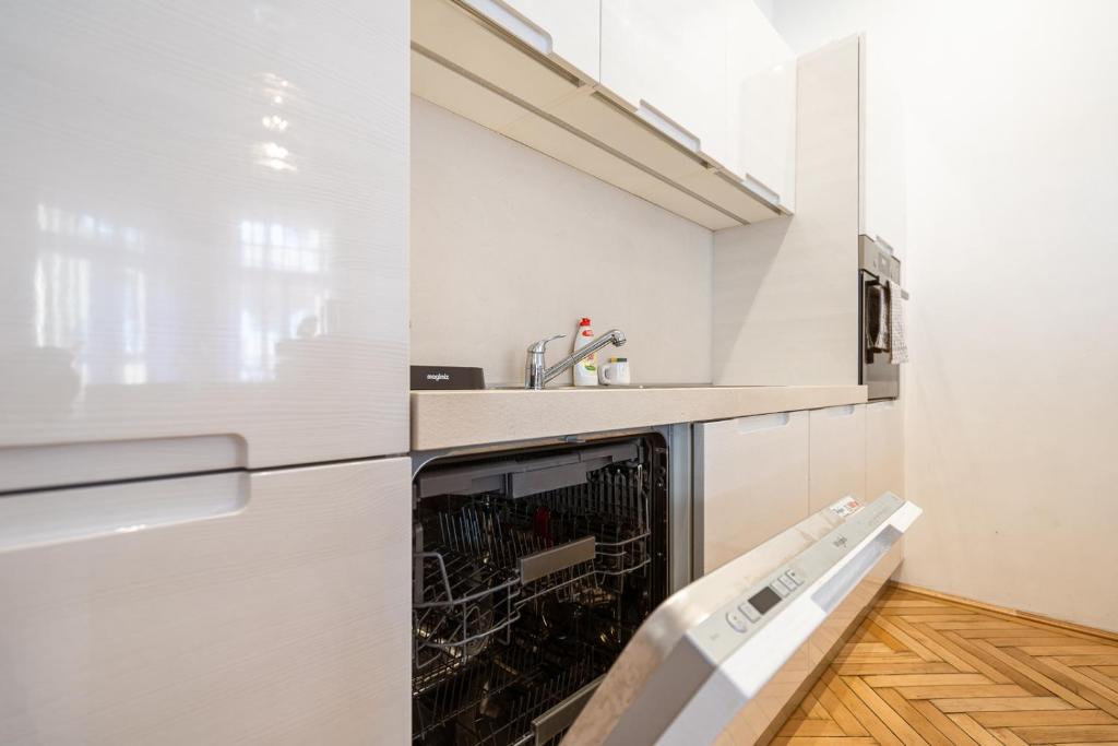 Kuchyňa alebo kuchynka v ubytovaní Garys bright and spacious two bedroom flat near Danube
