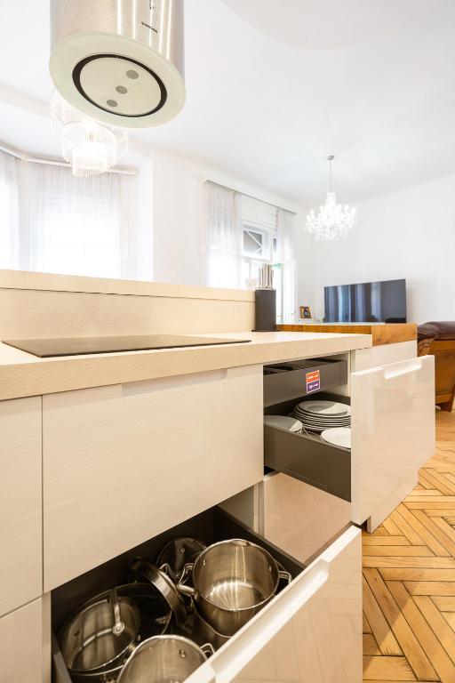 Kuchyňa alebo kuchynka v ubytovaní Garys bright and spacious two bedroom flat near Danube