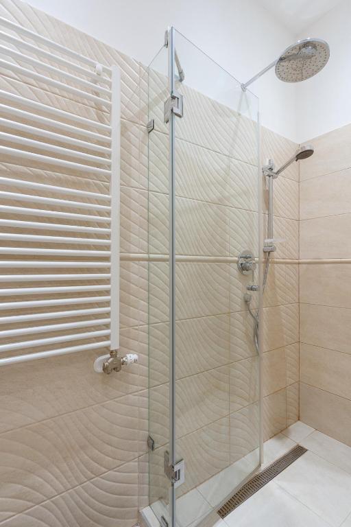 Kúpeľňa v ubytovaní Garys bright and spacious two bedroom flat near Danube