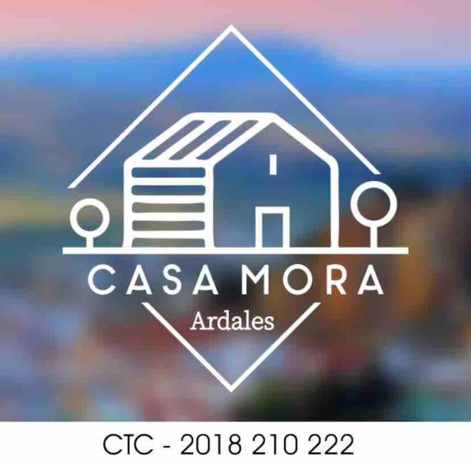 アルダレスにあるCasa Rural Cerca del Caminito del Reyの不動産会社の家屋のロゴ