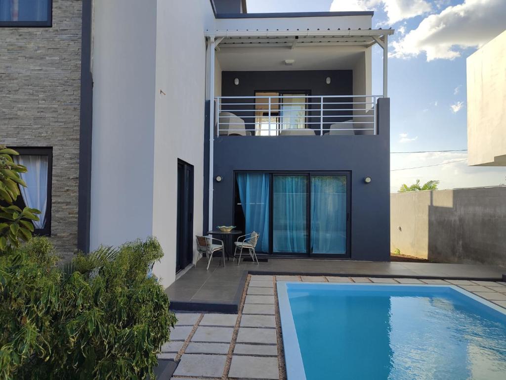 בריכת השחייה שנמצאת ב-Beautiful House with private pool in Mauritius או באזור