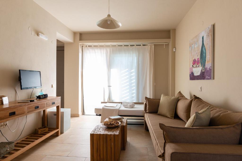 Televízia a/alebo spoločenská miestnosť v ubytovaní Aelia Home Suites