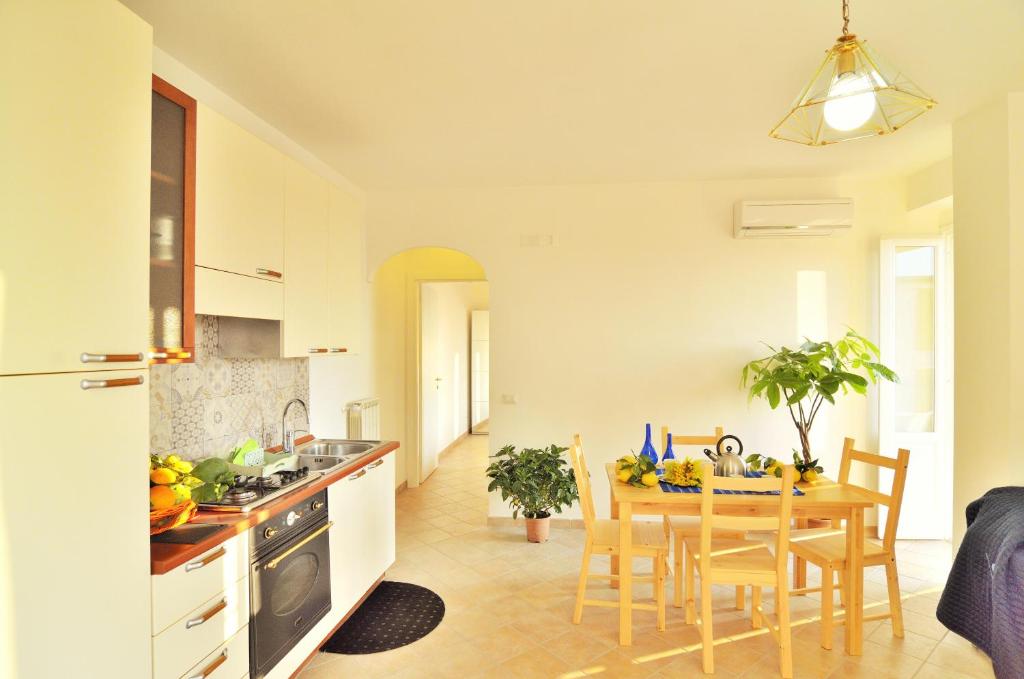 Kuchyň nebo kuchyňský kout v ubytování Lemon Flats Sorrento