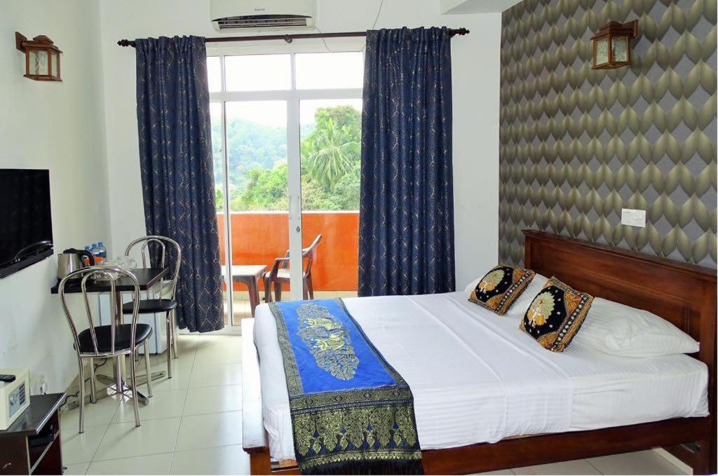 Postel nebo postele na pokoji v ubytování Kandy Supreme Hotel