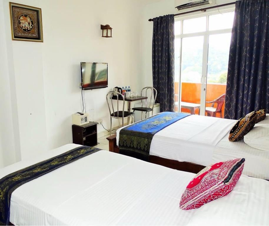 Postel nebo postele na pokoji v ubytování Kandy Supreme Hotel